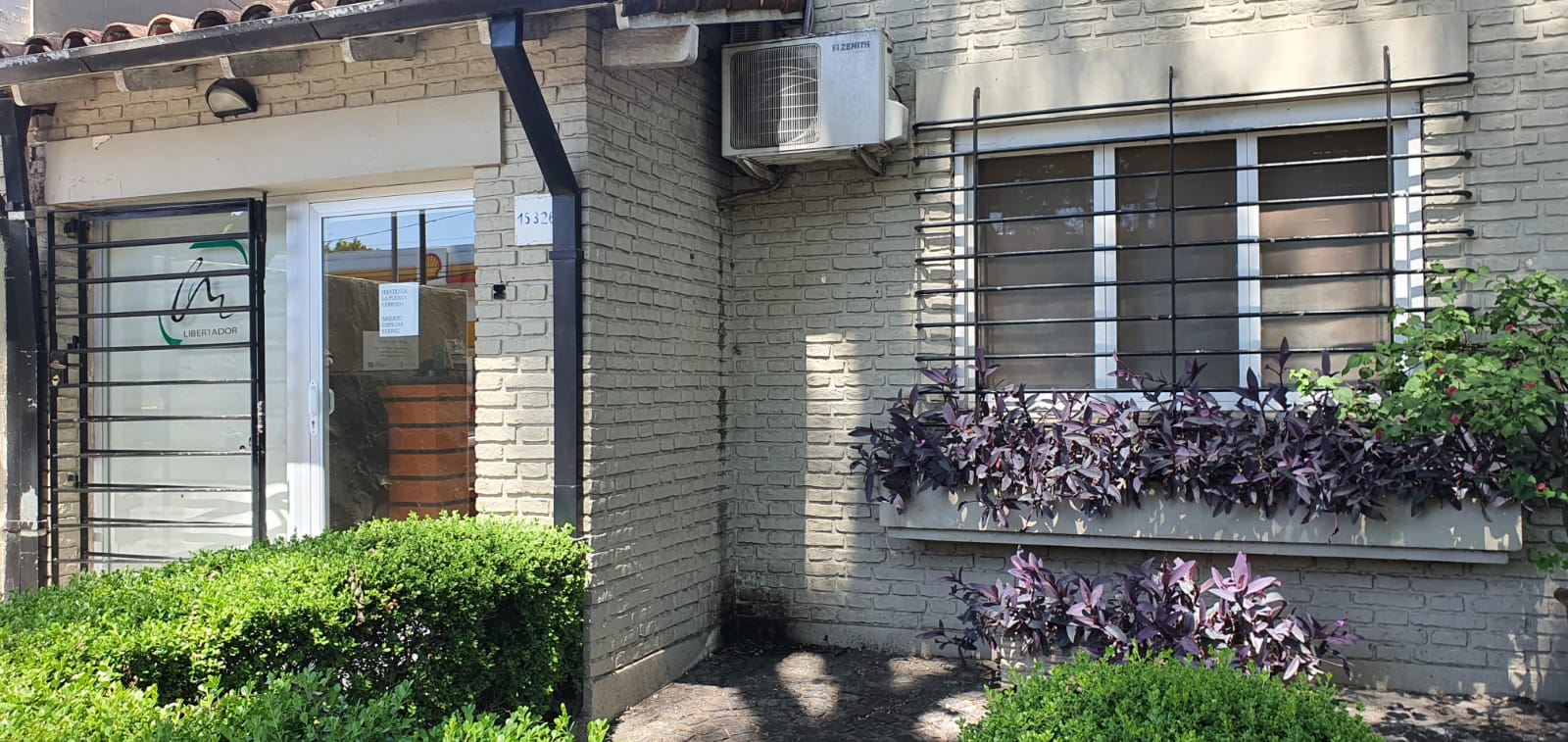 Fachada del centro médico Libertador